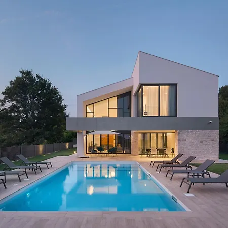 Villa Luxury Atria Near Pula For 10 People With Children Playground & Heated Pool