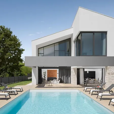 Luxury Atria Near Pula For 10 People With Children Playground & Heated Pool Ližnjan